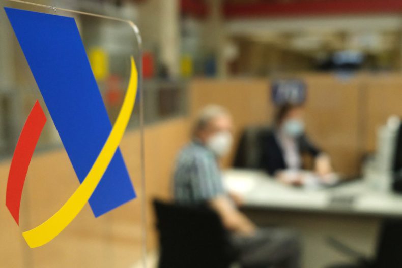 Europapress 3752777 Senal Cristal Icono Agencia Tributaria Mientras Empleada Atiende Hombre