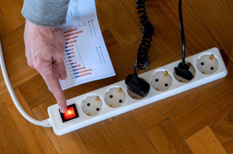 Europapress 4173738 Hombre Enciende Largadera Varios Enchufes Factura Luz Mano Enero