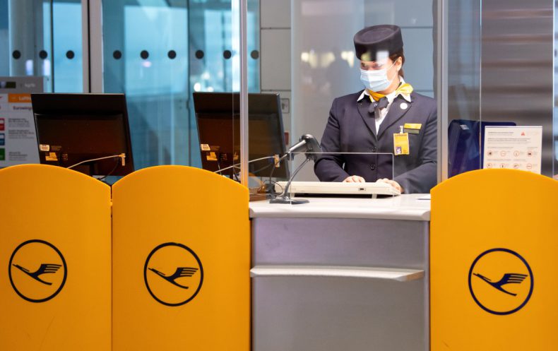 Europapress 4594583 Filed 12 November 2020 Bavaria Freising Lufthansa Employee Prepares