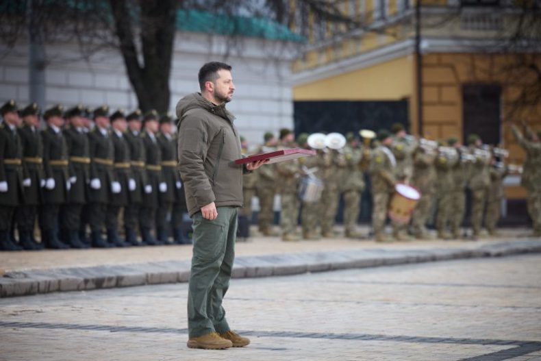 Europapress 5010571 Volodimir Zelenski Presidente Ucrania Rinde Homenaje Tropas Primer