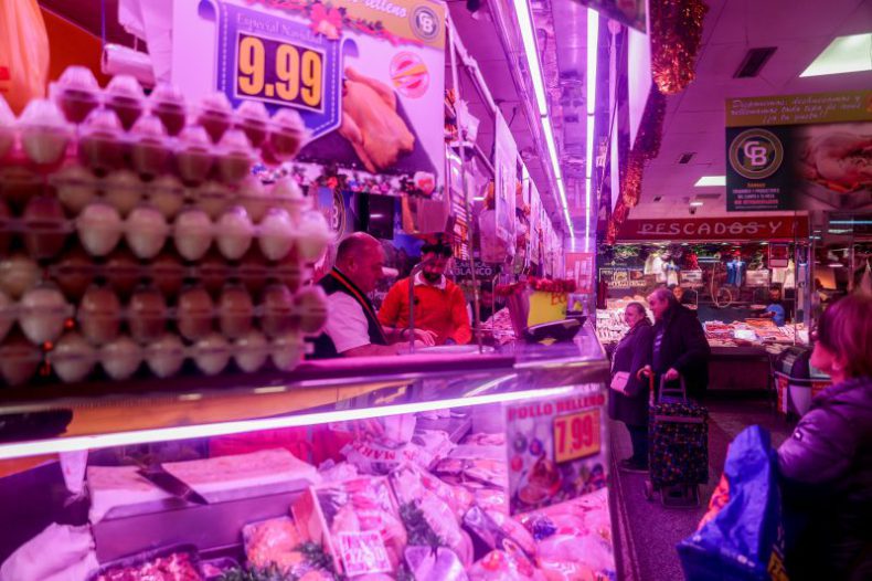 Europapress 4888021 Pollero Realiza Ultimas Ventas Tienda Comestibles Mares Alimentacion Barrio