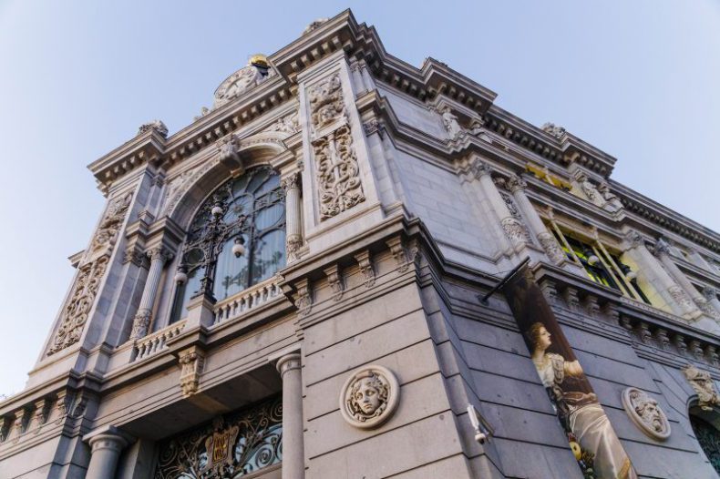 Europapress 4963507 Edificio Banco Espana Donde Hace Varios Dias Hacen Cola Contratar Letras