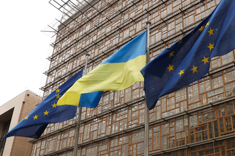 EuropaPress_5087592_banderas_union_europea_ucrania_sede_consejo_europeo_bruselas