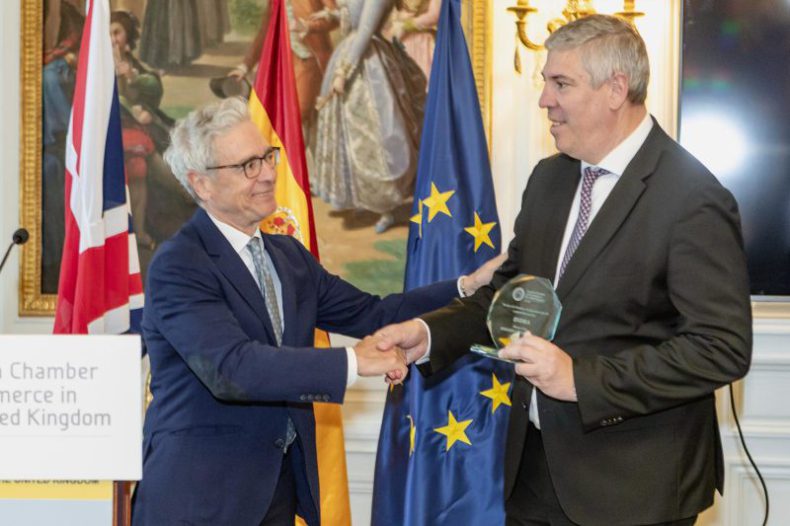 Europapress 5951077 Consejero Delegado Indra Jose Vicente Mozos Derecha Recibe Golden Award