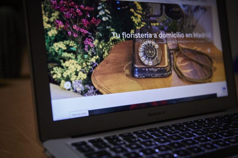 Europapress 3554925 Internauta Compra Flores Dia San Valentin Traves Internet Madrid Espana