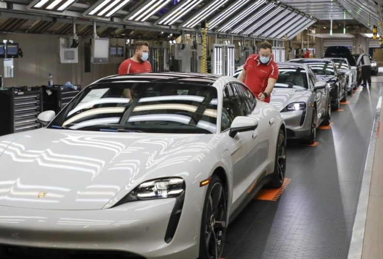 Europapress 3821307 Fabrica Vehiculos Porsche