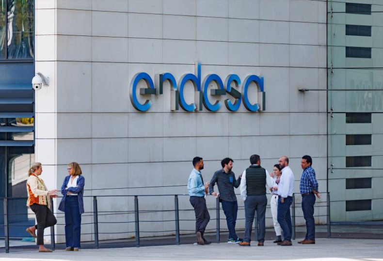 Europapress 5112037 Grupo Personas Frente Sede Endesa 11 Abril 2023 Madrid Espana Consejo