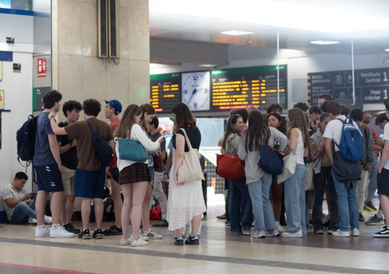 Europapress 6041841 Varias Personas Estacion Chamartin 19 Junio 2024 Madrid Espana Renfe Pone