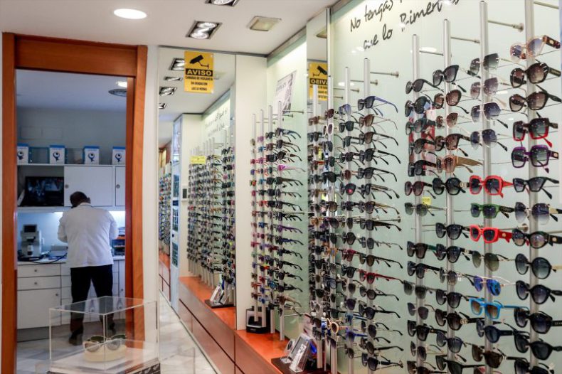 Europapress 5997402 Expositores Gafas Sol Primera Opticos Fersan 30 Mayo 2024 Alcala Henares