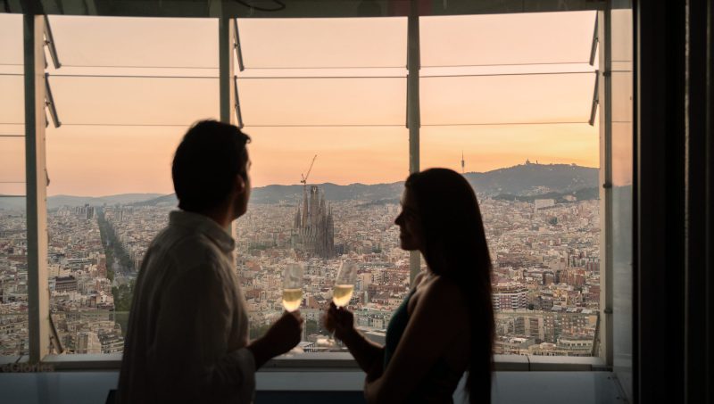 Copa De Cava Junto Al Atardecer En Barcelona En El Mirador Torre Glories 2 1 1