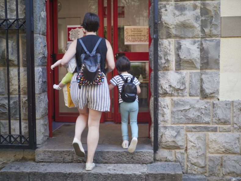 Europapress 3299332 Primer Dia Colegio Curso Escolar 2020 2021 Madre Entra Hijos Colegio