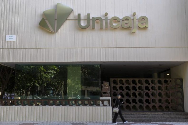 Europapress 6024646 Unicaja Ofrece 400 Euros Domiciliar Nomina Pension
