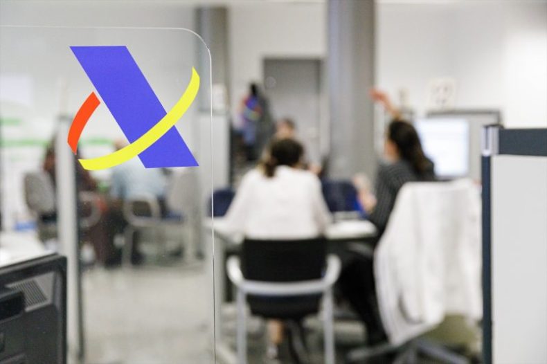 Europapress 5240275 Varias Personas Son Atendidas Agencia Tributaria Presentar Declaracion