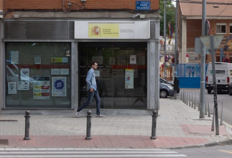 Europapress 5942390 Persona Camina Lado Oficina Sepe Mayo 2024 Madrid Espana Seguridad Social