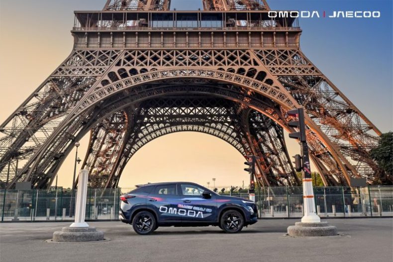 Europapress 6191549 Omoda Frente Torre Eiffel Paris Francia