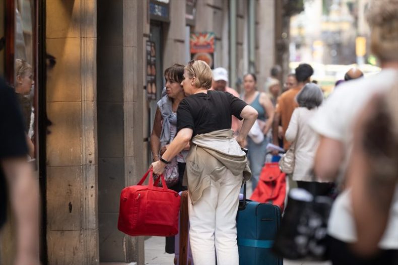 Europapress 6217615 Varios Turistas Maletas Centro Barcelona 17 Septiembre 2024 Barcelona