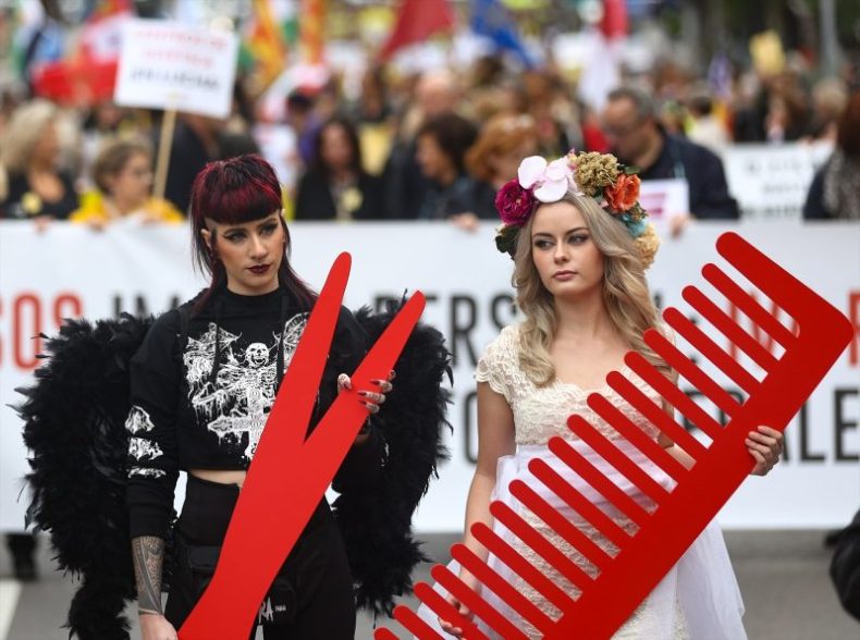 Europapress 4766420 Dos Mujeres Peine Tijeras Gigantes Participan Manifestacion Convocada