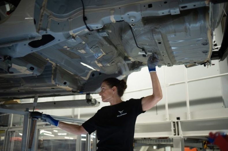 Europapress 6057452 Empleada Trabaja Cadena Produccion Nuevo Modelo Cupra Fomentor Cupra Leon