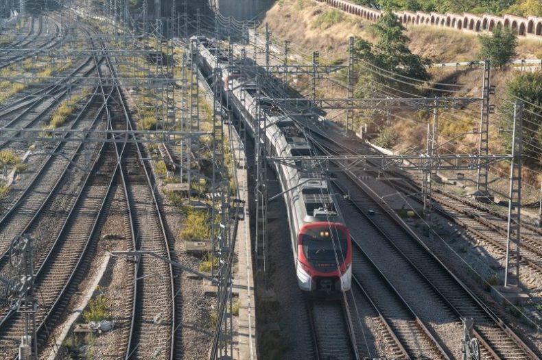 Europapress 6289634 Tren Cercanias Llega Estacion Tren Chamartin 21 Octubre 2024 Madrid Espana