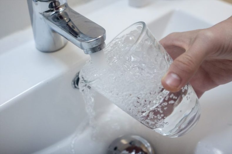 Europapress 5846308 Persona Llena Vaso Agua Grifo 23 Marzo 2024 Madrid Espana Comunidad Madrid