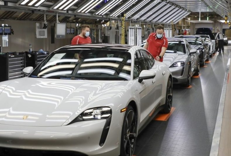 Europapress 3821307 Fabrica Vehiculos Porsche