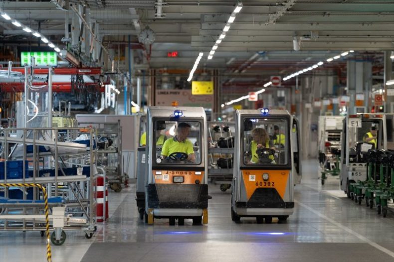 Europapress 6057457 Empleados Conducen Carretillas Elevadoras Fabrica Seat Martorell 27 Junio