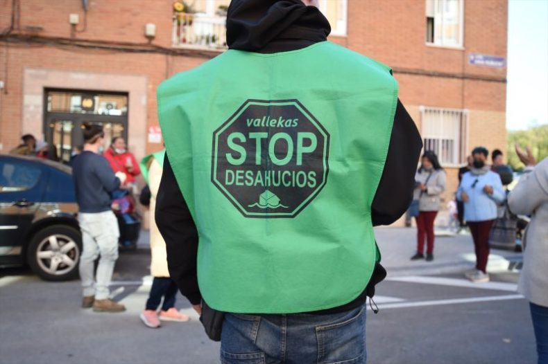 Europapress 4073186 Activista Stop Desahucios Acude Protesta Contra Domicilio Familia Frente