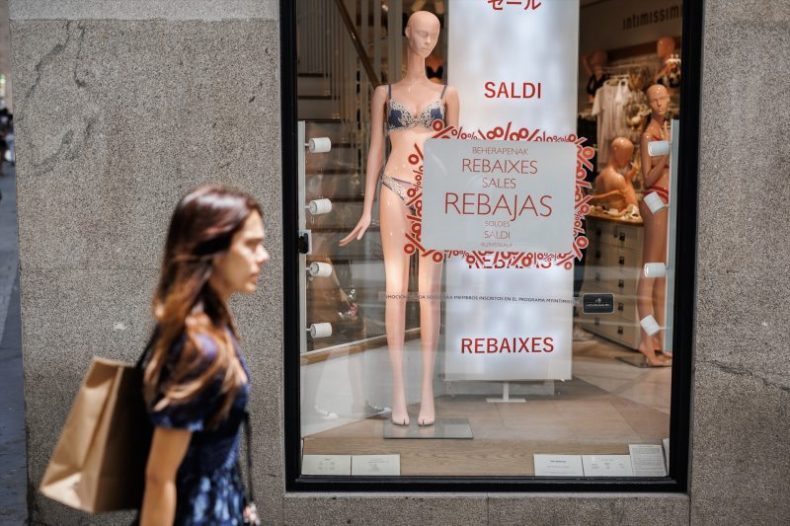 Europapress 4532698 Mujer Pasa Escaparate Tienda Intimissimi Donde Hay Colgados Carteles