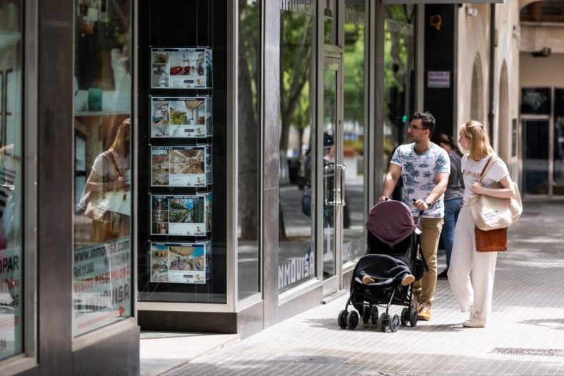 Europapress 5914294 Dos Personas Observan Anuncios Viviendas Venta Inmobiliaria 15 Abril
