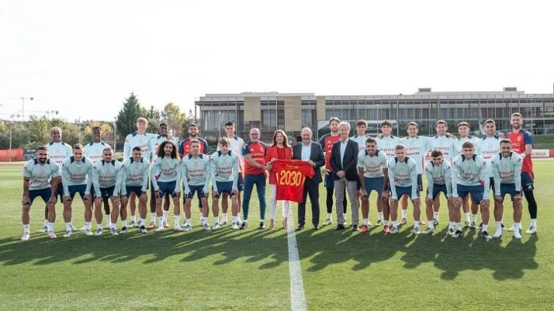 Europapress 6929214 Presidente Rfef Rafael Louzan Ceo Mapfre Iberia Elena Sanz Junto Seleccion