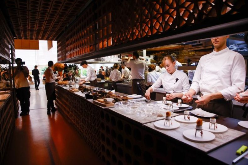 Europapress 6012670 Trabajadores Restaurante Disfrutar Elaboran Platos Menu Degustacion Junio