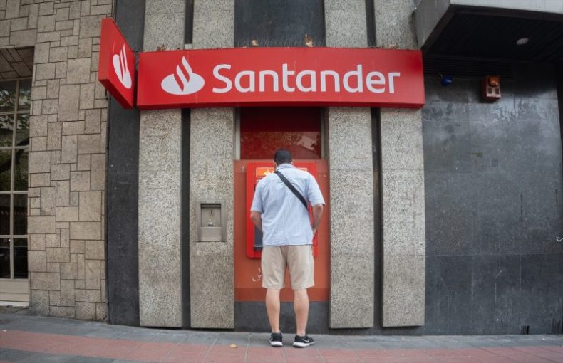 Europapress 7024289 Fachada Sucursal Banco Santander 13 Octubre 2025 Madrid Espana Santander