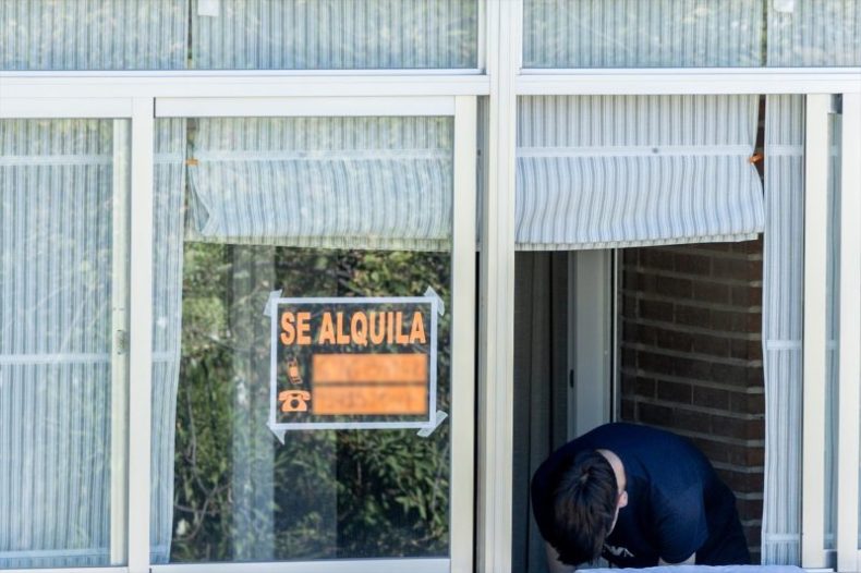 Europapress 7211870 Foto Archivoun Cartel Anuncia Alquila Vivienda