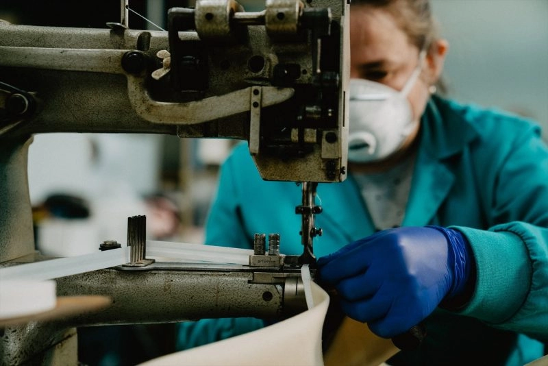 Europapress 2743177 Trabajadora Fabrica Calzados Pitillos Arnedo Rioja Fabrica Material