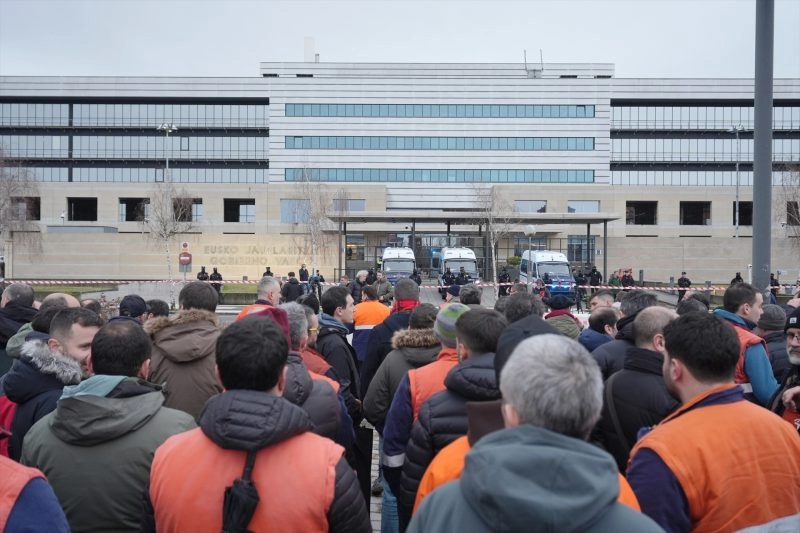 Europapress 7313978 Trabajadotres Tubos Reunidos Concentrados Sede Gobierno Vasco Lakua Donde