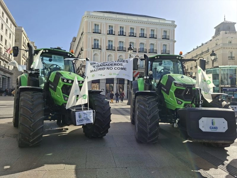 Europapress 7320676 Tractores Puerta Sol Concentracion Agricultores Ganaderos Contra Acuerdo