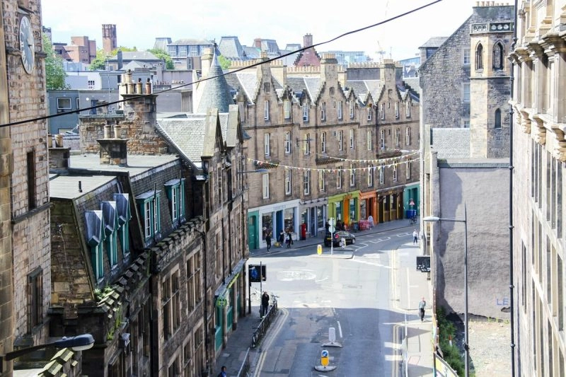 Dest Scotland Edinburgh Gettyimages 880844968 Universal Within Usage Period