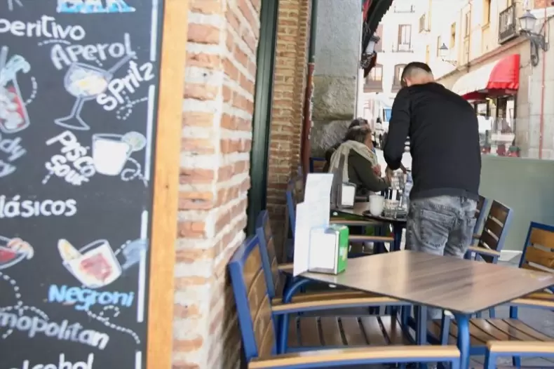 Europapress 6647810 Camarero Jornada Laboral 15 Abril 2025 Madrid Espana Asociacion Hosteleria