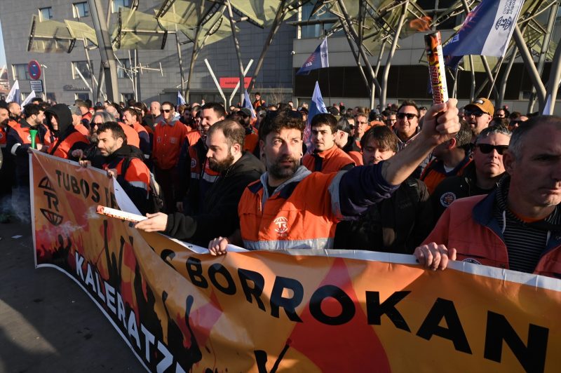 Europapress 7322586 Trabajadores Tubos Reunidos Concentran Contra Ere Frente Palacio Euskalduna
