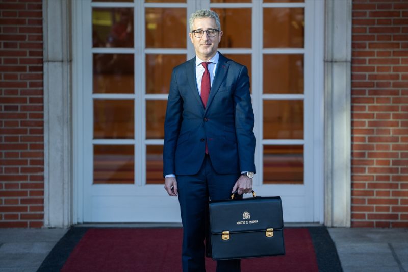 Europapress 7409032 Ministro Hacienda Arcadi Espana Llegada Palacio Moncloa 31 Marzo