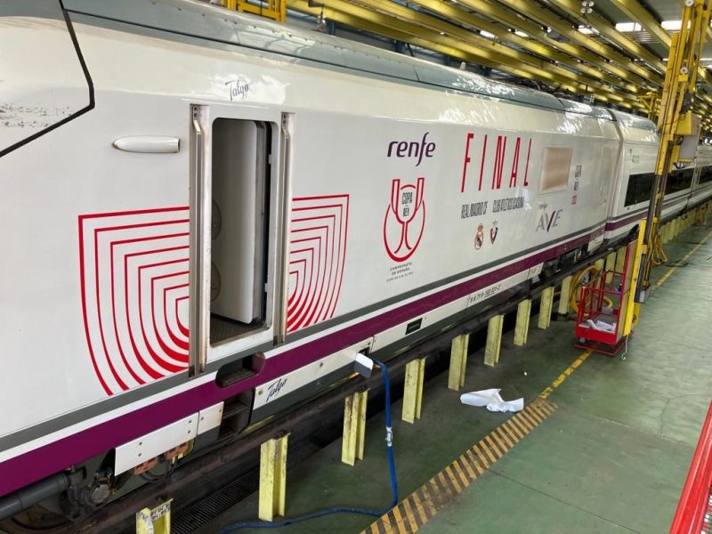 Europapress 5168808 Vinilado Locomotora Ave Motivo Final Copa Rey 2022