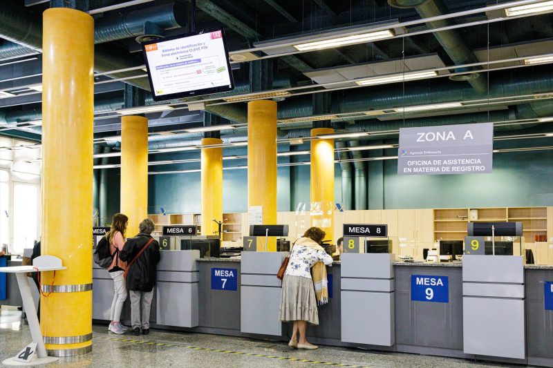 Europapress 5240281 Varias Personas Son Atendidas Agencia Tributaria Presentar Declaracion