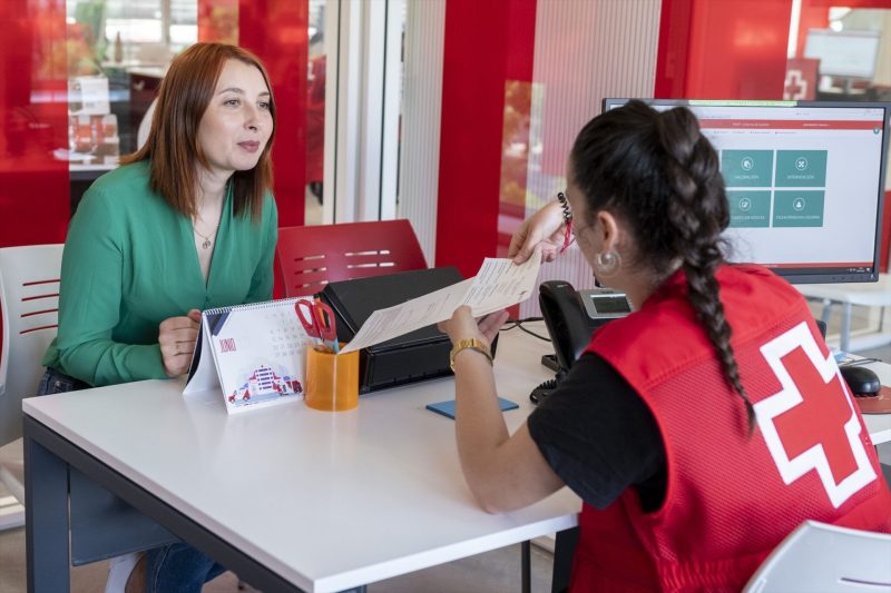 Europapress 7479168 Personal Cruz Roja Asesora Mujer Materia Empleo