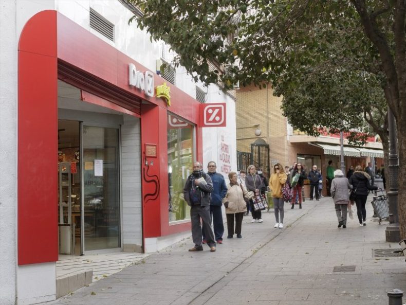 Europapress 2720284 Varias Personas Hacen Cola Supermercado Dia Primera Hora Manana Respetando
