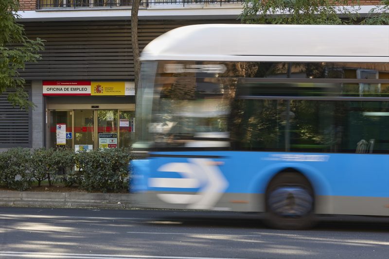Europapress 4598616 Autobus Le Empresa Municipal Transportes Pasa Delante Oficina Empleo