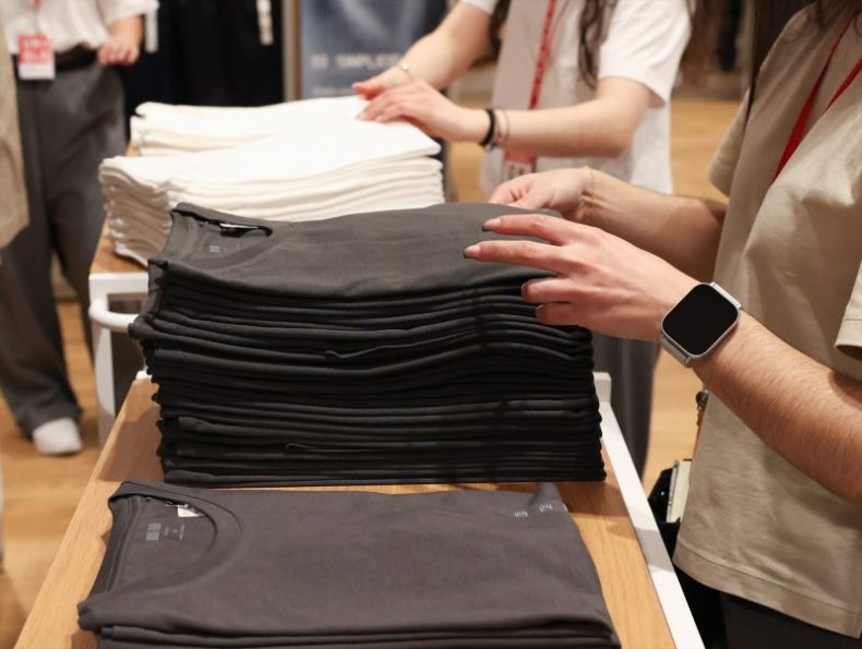 Europapress 6605058 Varios Dependientes Colocan Ropa Nueva Flagship Store Uniqlo 26 Marzo