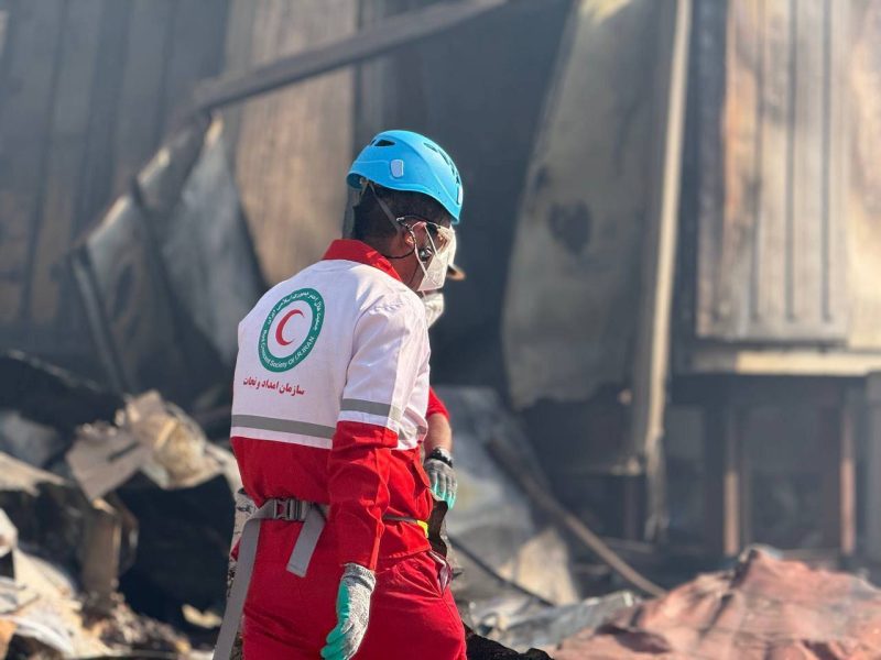 Europapress 7258402 April 30 2025 Bandar Abbas Hormozgan Iran Rescue Workers Search The Area