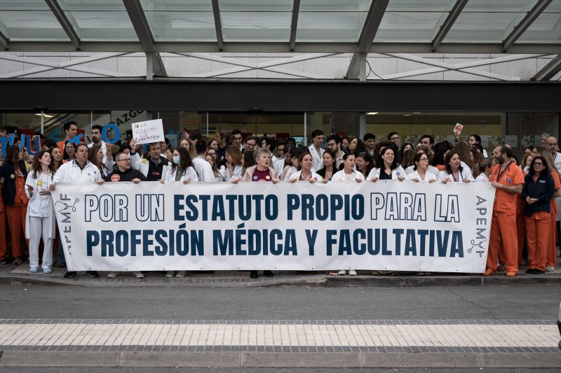 Europapress 7381880 Varias Personas Concentracion Frente Hospital Universitario Puerta Hierro