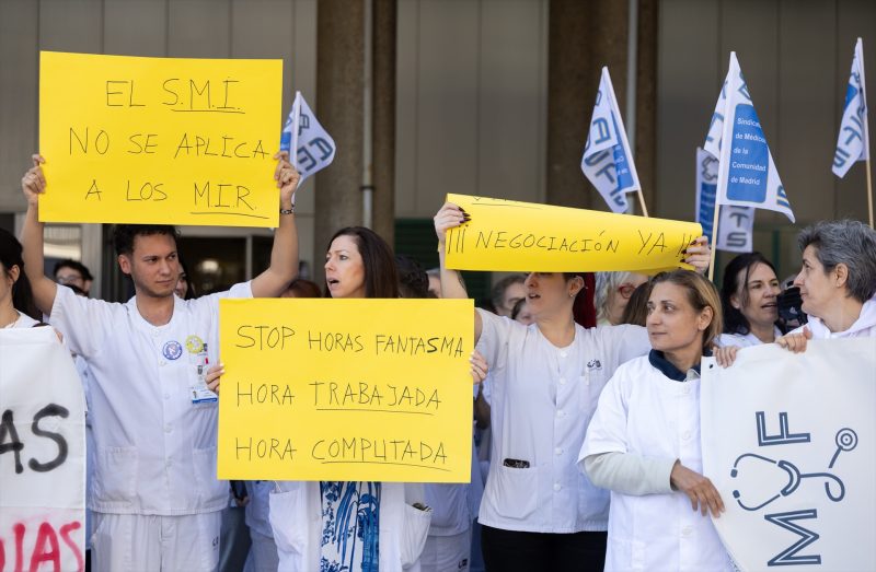 Europapress 7533424 Medicos Facultativos Concentracion Frente Hospital Mostoles 19 Mayo