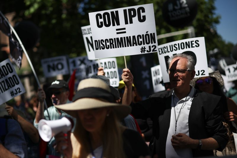 Europapress 7544310 Persona Porta Pancarta Lema Ipc Discriminacion Manifestacion Exigir Reta